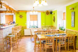 Reštaurácia alebo iné gastronomické zariadenie v ubytovaní Pension U Přístavu