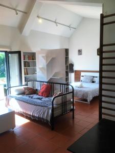 a bedroom with two beds in a room at Casa dos Pintos, Golf e Natureza in Belas