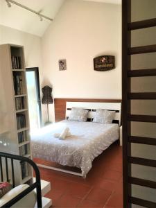 sypialnia z łóżkiem i oknem w obiekcie Casa dos Pintos, Golf e Natureza w mieście Belas