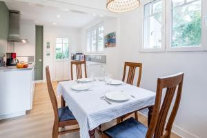 eine Küche und ein Esszimmer mit Tisch und Stühlen in der Unterkunft Ti Maen in Frehel + 7 Fotos
