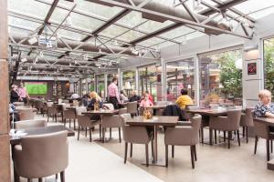 a rendering of a restaurant with people sitting at tables at Hotel Srbija-FREE PARKING in Belgrade