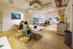 TV a/nebo společenská místnost v ubytování MEANDER Saigon