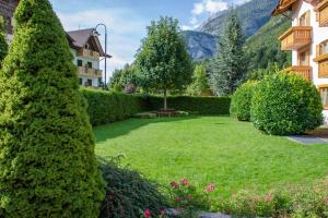 a garden in the middle of a building with bushes at Residence Rio Piccolo in Molveno