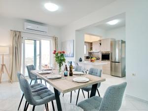 Kuchyňa alebo kuchynka v ubytovaní Villa Nikos Megala Chorafia Crete