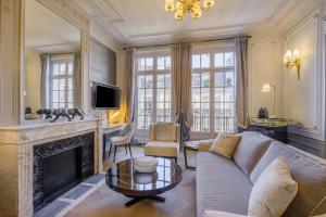 A seating area at Hôtel Elysia by Inwood Hotels