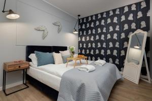 - une chambre avec un lit et un mur noir et blanc dans l'établissement Exclusive Apartments Mostowa by Renters Prestige, à Poznań