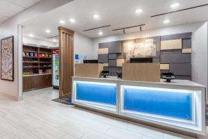 Кухня или мини-кухня в Holiday Inn Express & Suites Kearney, an IHG Hotel
