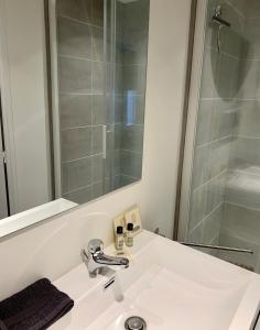 a bathroom with a white sink and a mirror at Studio centre ville -001 in Rouen