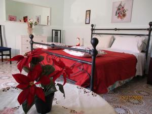 1 dormitorio con 1 cama con manta roja en Giardino degli aranci - Resort en Baronissi