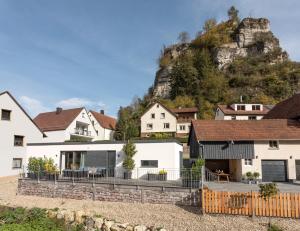 un grupo de casas frente a una montaña en Bungalow-Ferienhaus Pottenstein, en Pottenstein