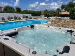 馬奇納奇奧的住宿－斯特拉濱海酒店，后院带热水浴池的大型游泳池