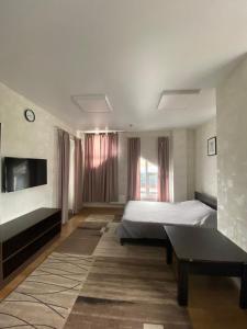 Ένα ή περισσότερα κρεβάτια σε δωμάτιο στο Apelsin apartment