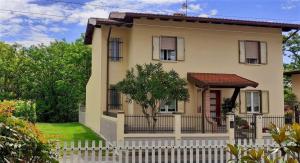 a house with a white fence in front of it at B&B Ca di me in Premariacco