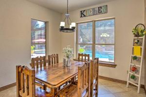 Bazén v ubytování 14-Acre Terrell Ranch Escape with Pool and Fire Pit! nebo v jeho okolí