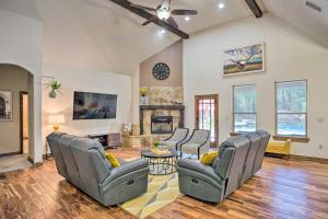 TV a/nebo společenská místnost v ubytování 14-Acre Terrell Ranch Escape with Pool and Fire Pit!