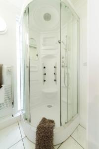 eine Dusche mit Glastür im Bad in der Unterkunft Juzz Holiday Lets in London