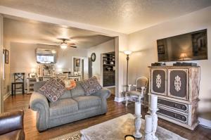 uma sala de estar com um sofá e uma mesa em Charming Downtown Coeur dAlene Home with Yard! em Coeur d'Alene