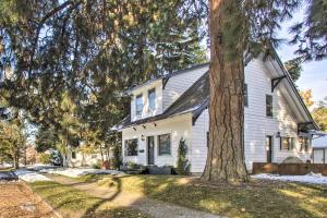 ein weißes Haus mit einem Baum davor in der Unterkunft Charming Downtown Coeur dAlene Home with Yard! in Coeur d'Alene