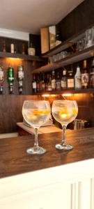 Dos copas de vino colocadas encima de una barra en Sunnycroft Private Hotel, en Llandudno 25 fotos más