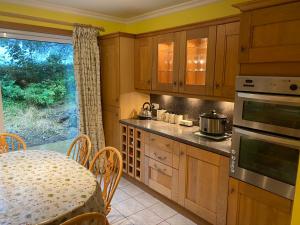 Foto da galeria de Captivating Cottage with Hot Tub included Sleeps 6 em Moniaive