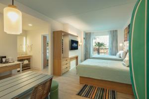 سرير أو أسرّة في غرفة في Universal’s Endless Summer Resort – Dockside Inn and Suites