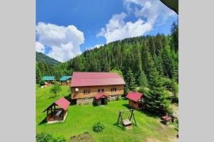 una vista aérea de una casa en las montañas en Сімейний номер 2 Садиба У Ані en Synevyrsʼka Polyana