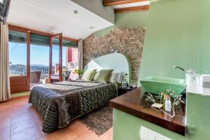 Postel nebo postele na pokoji v ubytování Hotel Cal Llop