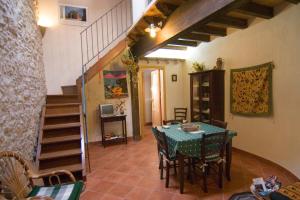 エーリチェにあるSanta Teresaのテーブルと椅子、階段が備わる客室です。