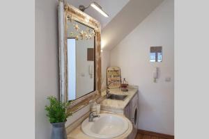 Charming Clérigos Studio tesisinde bir banyo