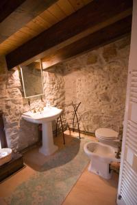 La salle de bains est pourvue d'un lavabo et de toilettes. dans l'établissement Santa Teresa, à Erice