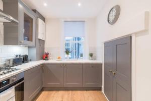 A very English 2 bedroom flat in Fulham