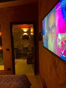 uma televisão de ecrã plano pendurada numa parede num quarto em Hotel Motel Residence S em Front
