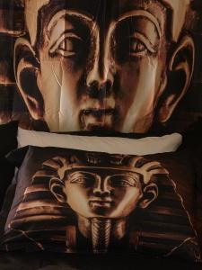 Duas almofadas com um rosto pintado em Hotel Motel Residence S em Front