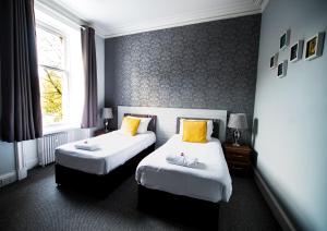 Postel nebo postele na pokoji v ubytování McInnes House Hotel