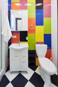 La salle de bains colorée est pourvue de toilettes et d'un lavabo. dans l'établissement 2 хв ходу до Оперного театру!Студія Класс!, à Lviv