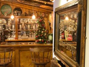 un bar con un árbol de Navidad en una habitación en Stargazy Garden en Hayle