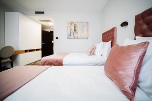 Postel nebo postele na pokoji v ubytování Hotel Barcode Wellness & Spa