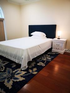 Säng eller sängar i ett rum på Hotel Style Room in Luxury House in Bayside Queens