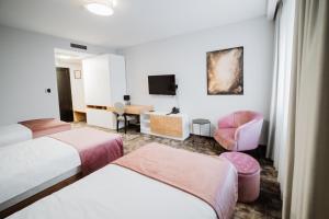 TV a/nebo společenská místnost v ubytování Hotel Barcode Wellness & Spa