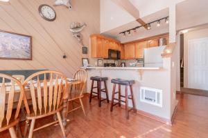 cocina y comedor con mesa y sillas en Bigwood W #90 en Mammoth Lakes