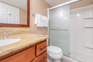 Un baño con lavabo, inodoro y ducha. en Bigwood W #90, en Mammoth Lakes 8 fotos más