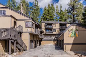 un edificio con un árbol de Navidad a su lado en Bigwood W #90, en Mammoth Lakes