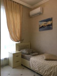 アドレルにあるApartments on Kuvshinok 8のベッドルーム1室(ベッド1台、ドレッサー、窓付)