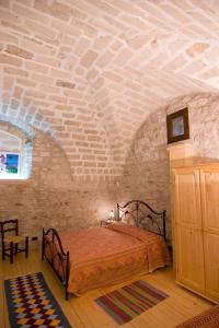 - une chambre avec un lit dans un mur en pierre dans l'établissement Santa Teresa, à Erice
