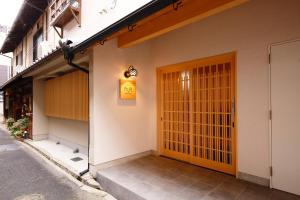 un bâtiment avec une porte jaune sur son côté dans l'établissement 肖舎 Shoya, à Nara