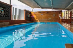 a large swimming pool with a slide in a building at Villas y Suites Paraiso del Sur in Cuernavaca