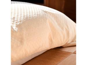 un primer plano de una almohada blanca en una cama en HOTEL FUTABATEI - Vacation STAY 03249v, en Kido