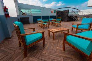 una terrazza con tavoli e sedie su una nave di Hotel Puerto Pacifico Guayaquil Airport a Guayaquil