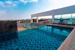 a swimming pool on the roof of a building at Hotel Puerto Pacifico Guayaquil Airport in Guayaquil