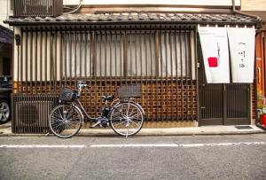 un vélo garé sur un trottoir devant un bâtiment dans l'établissement Ichikawa - Vacation STAY 03631v, à Kyoto